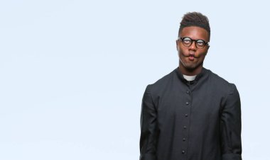 Genç Afro-Amerikan rahip adam izole arka plan yapma balık yüzüne dudaklı, çılgın ve komik bir jest. Komik ifade.
