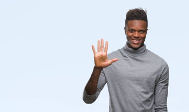 Gösterilen ve parmakları ile işaret izole arka plan üzerinde genç Afro-Amerikan adam kendinden emin ve mutlu gülümseyerek süre beş numara.