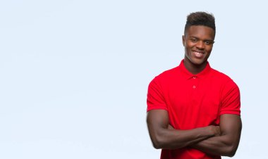İzole arka plan mutlu yüz çapraz silah kameraya bakarak ile gülümseyen genç Afro-Amerikan adam. Olumlu bir kişi.