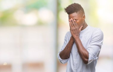 Afrikalı-Amerikalı genç yüz eller ile ağlayarak süre kapsayan üzgün ifade ile izole arka plan üzerinde. Depresyon kavramı.