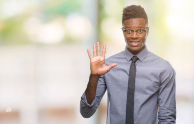 Genç Afro-Amerikalı iş adamı gösterilen ve parmakları ile işaret izole arka plan üzerinde beş kendinden emin ve mutlu gülümseyerek iken numara.
