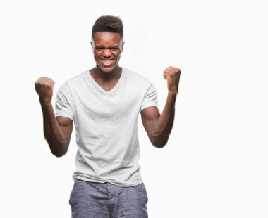 İzole arka plan kutlama üzerinde genç Afro-Amerikan adam şaşırttı ve başarı için kaldırdı kollarını açarak hayret ve gözleri açık. Kazanan kavramı.