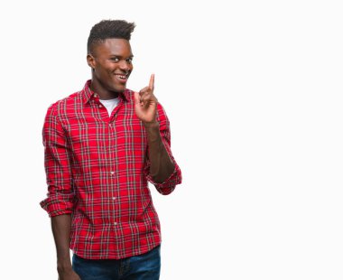 Afrikalı-Amerikalı genç başarılı fikirle parmağı yukarıyı izole arka plan üzerinde. Çıktıktan ve mutlu. Bir numara.