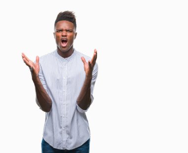 Genç Afro-Amerikan adam izole arka plan çılgın ve kızgın bağırarak ve agresif ifade ve silah kaldırdı bağırıyor. Hayal kırıklığı kavramı.