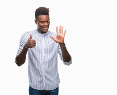 Gösterilen ve parmakları ile işaret izole arka plan üzerinde genç Afro-Amerikan adam kendinden emin ve mutlu gülümseyerek süre 6 numara.