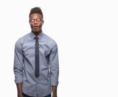 Genç Afro-Amerikalı iş adamı izole arka plan yapma balık yüzüne dudaklı, çılgın ve komik bir jest. Komik ifade.