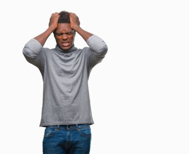 Genç Afro-Amerikan adam çünkü umutsuz ve stresli baş ağrısı acı izole arka plan üzerinde ağrı ve migren. Ellerini kafasına.