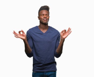 Genç Afro-Amerikan adam izole arka plan üzerinde dinlenmek ve gülümseyen gözlerle parmak ile meditasyon jest yapıyor kapalı. Yoga kavramı.