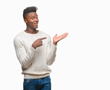 Genç Afro-Amerikan adam üzerinden hayran ve el ile sunulması ve parmak ile işaret ederken kameraya gülümseyen izole arka plan.