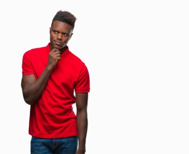 Afrikalı-Amerikalı genç çene düşünme hakkında soru, dalgın ifade üzerine el ile izole arka plan üzerinde. Düşünceli yüzüyle gülümsüyor. Şüphe kavramı.