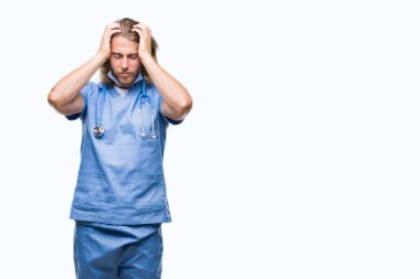 Genç yakışıklı Doktor uzun saçlı adam çünkü umutsuz ve stresli baş ağrısı acı izole arka plan üzerinde ağrı ve migren. Ellerini kafasına.