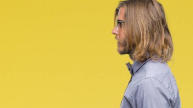 İzole arka tarafına, seyir üzerinde papyon giyiyor uzun saçlı Genç yakışıklı adam sakin ol kendine güvenen gülümseme ile doğal yüz pozuyla profili.