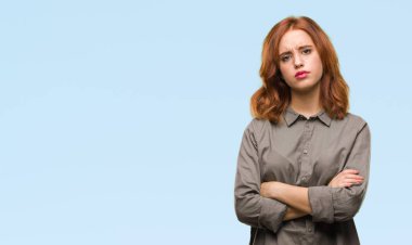 İzole arka plan şüpheci ve sinir, onaylamayan ifade yüz çapraz kolları olan genç güzel kadın. Negatif kişi.