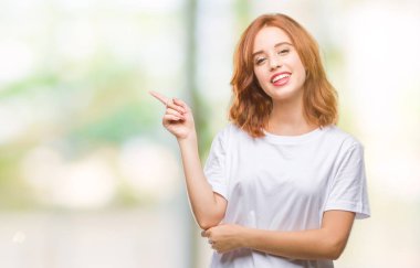 Kameraya bakarak yan el ve parmak ile işaret izole arka yüzünde kocaman bir gülümseme ile genç güzel kadın.