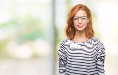 İzole arka yüzünde mutlu ve güzel bir gülümseme ile gözlük takan genç güzel kadın. Şanslı kişi.