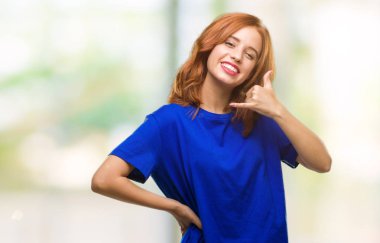 Genç güzel kadın yapıyor gülümseyen izole arka plan üzerinde telefon hareketi ile el ve parmak telefonda konuşuyor gibi. Kavramları iletişim.