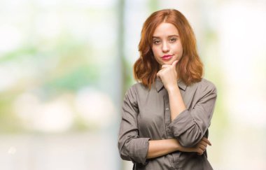 Genç güzel kadın yüzünden izole arka plan emin çapraz kollar ve çeneme kaldırdı el ile gülümseme ile kameraya bakıyor. Pozitif düşünce.