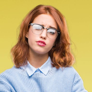 İzole arka yüz çapraz kolları olan kış kazak şüpheci ve sinir, onaylamayan ifade giyen genç güzel kadın. Negatif kişi.