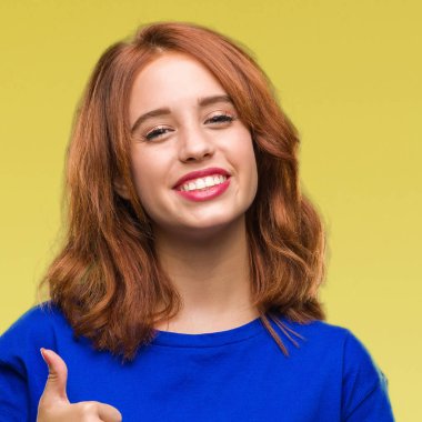 Genç güzel kadın hareketi el ile mutlu yaşasın yapıyor izole arka plan yüzünden. Kameraya bakarak başarı gösteren ile ifade onaylama.