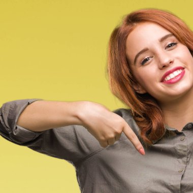 Yüzünde gülümseme ile kendinden emin görünüyorsun, kendini gururlu ve mutlu parmakları ile işaret izole arka plan üzerinde genç güzel kadın.