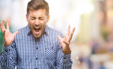 Genç yakışıklı adam kızgın ve silah ile başarı için deli kutluyor izole arka plan üzerinde kaldırdı ve heyecanlı çığlık gözler kapalı. Kazanan kavramı