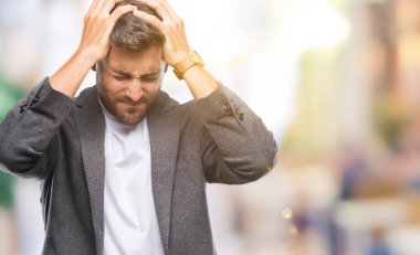 Genç yakışıklı iş adamı çünkü umutsuz ve stresli baş ağrısı acı izole arka plan üzerinde ağrı ve migren. Ellerini kafasına.