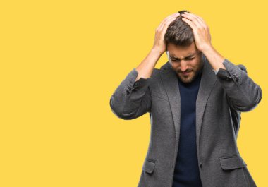 Genç yakışıklı iş adamı çünkü umutsuz ve stresli baş ağrısı acı izole arka plan üzerinde ağrı ve migren. Ellerini kafasına.