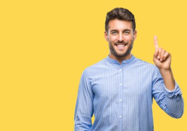 Yakışıklı delikanlı gösterilen ve kendinden emin ve mutlu gülümseyen bir parmak ile işaret eden oktan yukarı izole arka plan üzerinde.