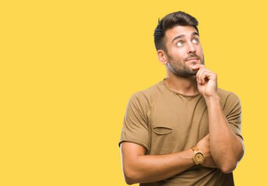 Yakışıklı delikanlı çene düşünme hakkında soru, dalgın ifade üzerine el ile izole arka plan üzerinde. Düşünceli yüzüyle gülümsüyor. Şüphe kavramı.