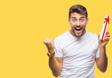 Sevgililer günü hediyesi gurur çığlık ve zafer ve başarı çok heyecanlı, kutluyor izole arka plan üzerinde veren aşık genç yakışıklı adam duygu tezahürat