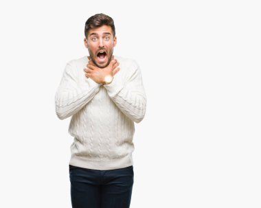 Üzerinde kış kazak giyen genç yakışıklı adam arka plan bağırarak izole ve çünkü boğmak acı kendi ellerimle öldürürüm. Sağlık sorunu. Yaralarından ve intihar kavramı.