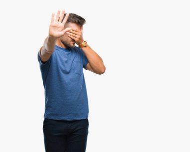 Genç yakışıklı adam izole elleriyle gözlerini kapsayan arka plan ve stop jest ile acı ve korku ifadesi. Utandım ve negatif kavramı.
