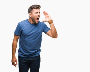 Yakışıklı delikanlı bağırarak ve ağzı üzerinde el ile yan için çığlık izole arka plan üzerinde. İletişim kavramı.