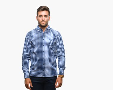 Yakışıklı delikanlı yüzünde ciddi bir ifade ile izole arka plan üzerinde. Basit ve doğal kameraya bakıyor.