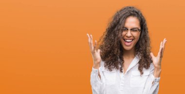 Güzel genç İspanyol kadın deli ve silah ile başarı için deli kutluyor kaldırdı ve heyecanlı çığlık gözler kapalı. Kazanan kavramı