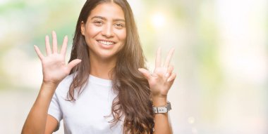 Genç güzel Arap kadın gösterilen ve parmakları ile işaret izole arka plan yüzünden kendinden emin ve mutlu gülümseyerek süre sekiz numara.