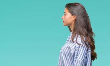 İzole arka tarafına, arayan genç güzel Arap kadın dinlenmek doğal yüz emin gülümseme ile pozuyla profili.