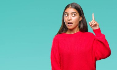 Genç güzel Arap kadın giyiyor kış kazak başarılı fikirle parmağı yukarıyı izole arka plan üzerinde. Çıktıktan ve mutlu. Bir numara.