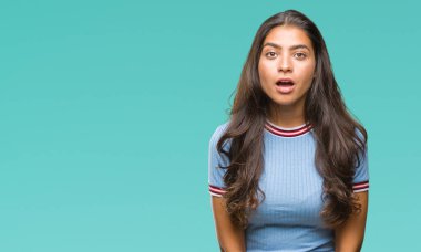 Genç güzel Arap kadın izole arka plan korkuyor ve sürpriz ifade ile şok yüzünden korku ve yüz heyecanlı.