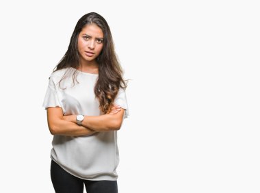 Genç güzel Arap kadın izole arka plan şüpheci ve çapraz kolları olan yüzündeki gergin, onaylamayan ifade yüzünden. Negatif kişi.