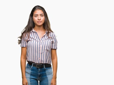 Genç güzel Arap kadın yüzünde ciddi bir ifade ile izole arka plan yüzünden. Basit ve doğal kameraya bakıyor.