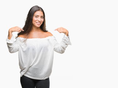 Yüzünde gülümseme ile kendinden emin görünüyorsun, kendini gururlu ve mutlu parmakları ile işaret izole arka plan genç güzel Arap kadın.