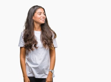 Genç güzel Arap kadın uzak tarafına yüzünde, doğal ifade gülümseme ile seyir izole arka plan yüzünden. Kendine güvenen gülüyor.