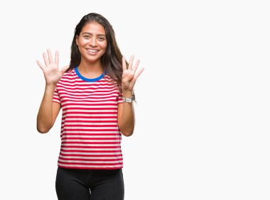 Genç güzel Arap kadın gösterilen ve parmakları ile işaret izole arka plan üzerinde numara 9 kendinden emin ve mutlu gülümseyerek süre.