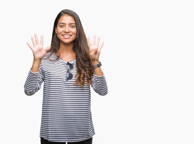 Genç güzel Arap kadın üzerinde güneş gözlüğü takıyor gösterilen arka plan izole ve parmakları ile işaret numara 9 kendinden emin ve mutlu gülümseyerek süre.