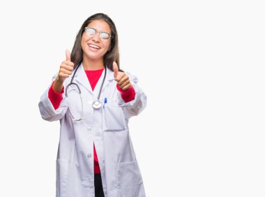 Onaylama izole arka plan üzerinde genç Arap doktor kadın el ile pozitif jest yapıyor gülümseyen ve başarı için mutlu yaşasın. Kamera, kazanan jest arıyorsunuz.