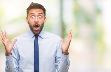 Yetişkin İspanyol iş adam deli kutluyor arka plan izole ve başarı için kaldırdı kollarını açarak hayrete ve heyecanlı çığlık gözleri açık. Kazanan kavramı