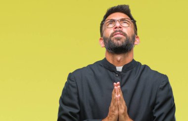 Yalvarıyor ve umut ifade yüzünde çok duygusal ve endişe ile birlikte elleriyle dua izole arka plan yetişkin İspanyol Katolik rahip adam. Bağışlanmak. Din kavramı.