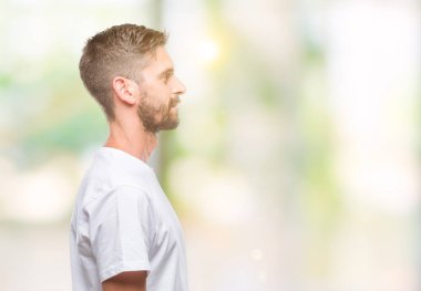 Yakışıklı delikanlı izole arka tarafına, seyir üzerinde dinlenmek doğal yüz emin gülümseme ile pozuyla profili.