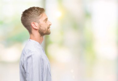 Yakışıklı delikanlı izole arka tarafına, seyir üzerinde dinlenmek doğal yüz emin gülümseme ile pozuyla profili.